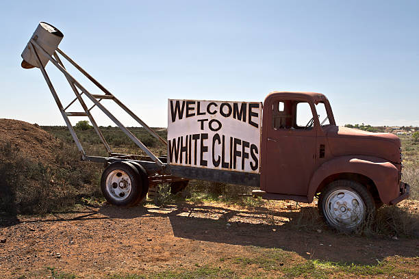 オパールタウンの白い崖 - white cliffs ストックフォトと画像