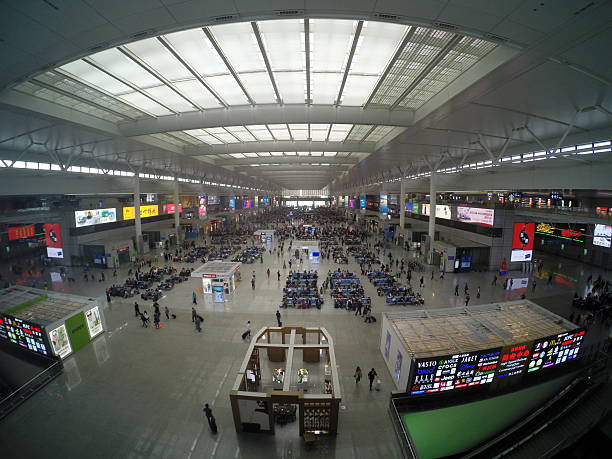 la estación de tren de shanghai hongqiao - editorial iphone train city fotografías e imágenes de stock