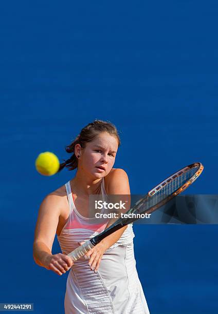 Giocatore Di Tennis Al Rovescio Volley - Fotografie stock e altre immagini di 20-24 anni - 20-24 anni, Abbigliamento da tennis, Abbigliamento sportivo