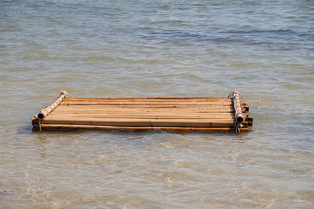jangada de bambu flutuante - wooden raft imagens e fotografias de stock