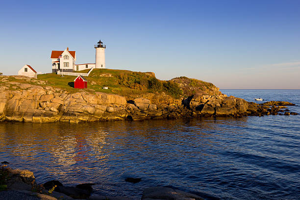 cape neddick (leuchtturm nubble) leuchtturm bei sonnenuntergang, york, maine, usa. - maine flag nubble lighthouse new england stock-fotos und bilder