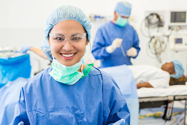 mujer asiática quirúrgica pasante en el hospital quirófano - hair net nurse scrubs asian ethnicity fotografías e imágenes de stock