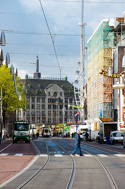 rokin street, dam square se encuentra en el fondo. amsterdam. - editorial outdoors vertical amsterdam fotografías e imágenes de stock