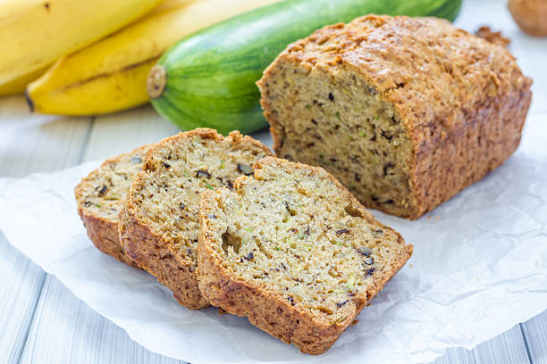 pão de banana, pão de abobrinha caseiro com nozes - walnut bread - fotografias e filmes do acervo