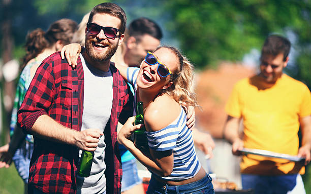 amigos teniendo una fiesta barbacoa. - couple blond hair social gathering women fotografías e imágenes de stock