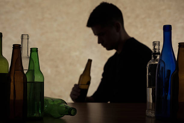 adolescente bere birra - alcohol alcoholism addiction drinking foto e immagini stock