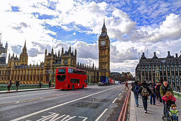 westminster bridge sur une après-midi chargée. - big ben london england hdr houses of parliament london photos et images de collection