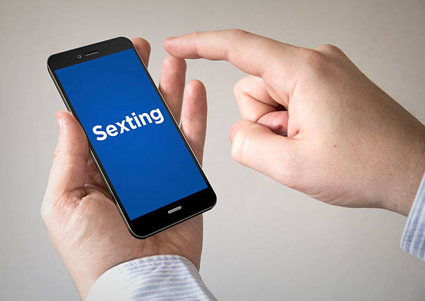 smartphone com ecrã tátil sexting no ecrã - sexting imagens e fotografias de stock