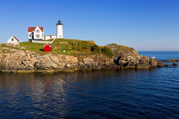 cape neddick (leuchtturm nubble lighthouse york), maine, usa. - maine flag nubble lighthouse new england stock-fotos und bilder