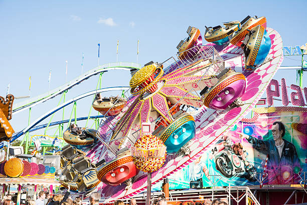 instalações passeia no carnaval em munique - amusement park oktoberfest munich chain swing ride imagens e fotografias de stock