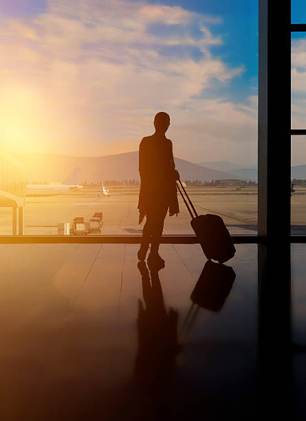 항공편 대기 중 - airport women waiting business travel 뉴스 사진 이미지