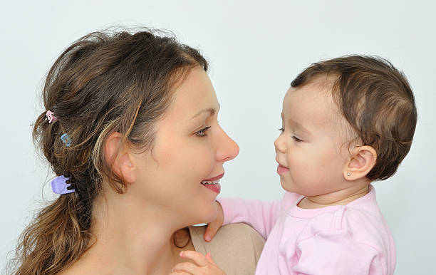 kobieta trzyma dziecka dziewczyna - facial expression babies and children head and shoulders close up zdjęcia i obrazy z banku zdjęć