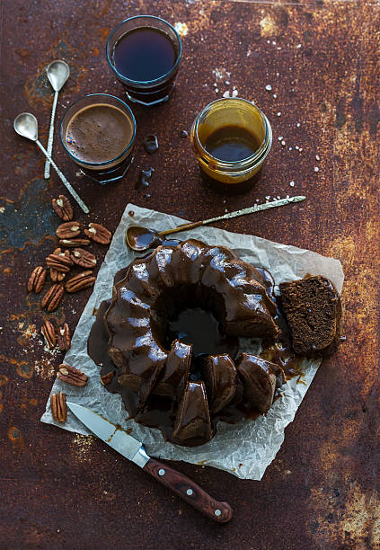 pastel bundt de chocolate café con hielo, sal de grunge de caramelo - chocolate bundt cake fotografías e imágenes de stock