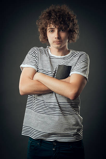 hombre de pelo rizado-habitación tipo estudio - male vertical photography studio shot fotografías e imágenes de stock