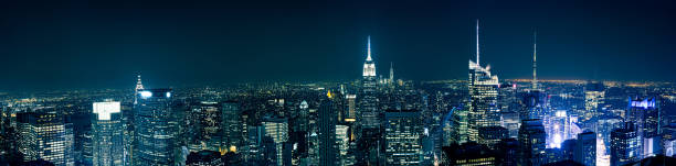 manhattan do telhado superior - manhattan new york city night skyline imagens e fotografias de stock