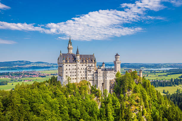 famoso castello di neuschwanstein con il paesaggio di montagna paesaggio vicino a - neuschwanstein foto e immagini stock