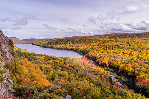 cores no carp river falls, parque estatal porcupine mountains - porco espinho - fotografias e filmes do acervo