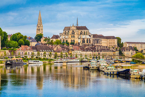 cidade histórica de auxerre com rio yonne, borgonha, frança - romanesque imagens e fotografias de stock