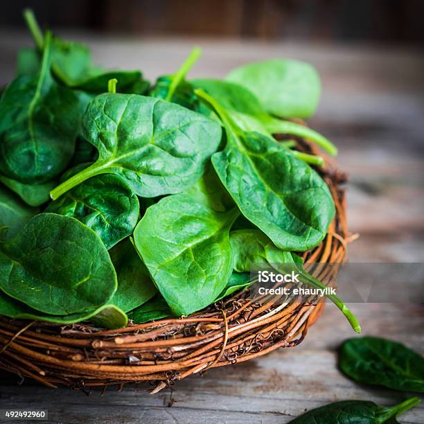 Espinaca Fresco Sobre Fondo De Madera Rústica Foto de stock y más banco de imágenes de Espinaca - Espinaca, 2015, Alimento