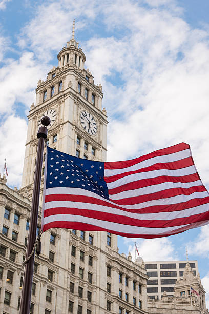 edificio wrigley - american flag architectural feature architecture chicago fotografías e imágenes de stock