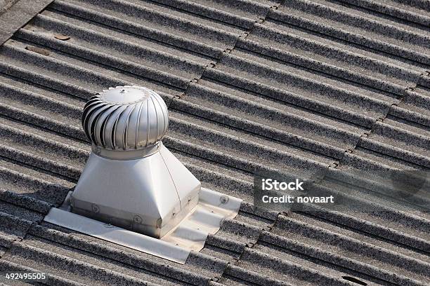 Solo En El Último Pisoventilador De Techo Foto de stock y más banco de imágenes de Acero - Acero, Arquitectura, Azul