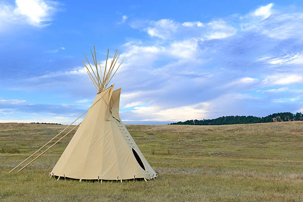 indianerzelt (tipi) von great plains native americans - teepee stock-fotos und bilder