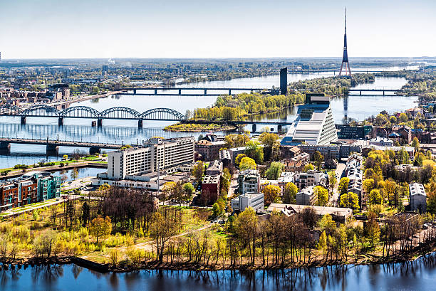 panorama di riga città. lettonia - daugava river foto e immagini stock