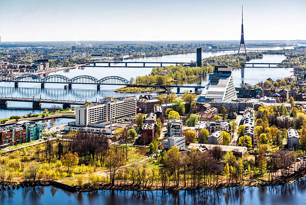 panorama da cidade de riga. a letónia - daugava river imagens e fotografias de stock