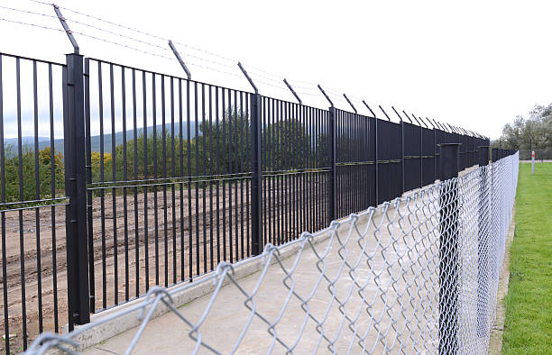 istock barbed wire against the passage of immigrants 492516354