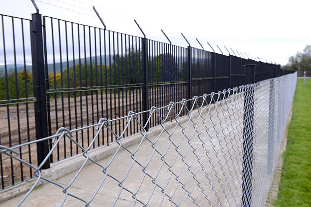 istock barbed wire against the passage of immigrants 492516370