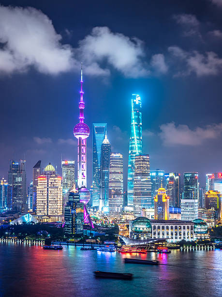 skyline von shanghai bei nacht - shanghai stock-fotos und bilder