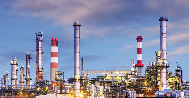 石油、ガス、精製業夕暮れの生産、石油化学プラント - distillation tower ストックフォトと画像
