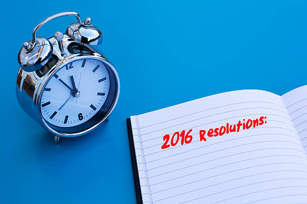 目覚まし時計、注意'2016 resolutions' - letter resume document writing ストックフォトと画像