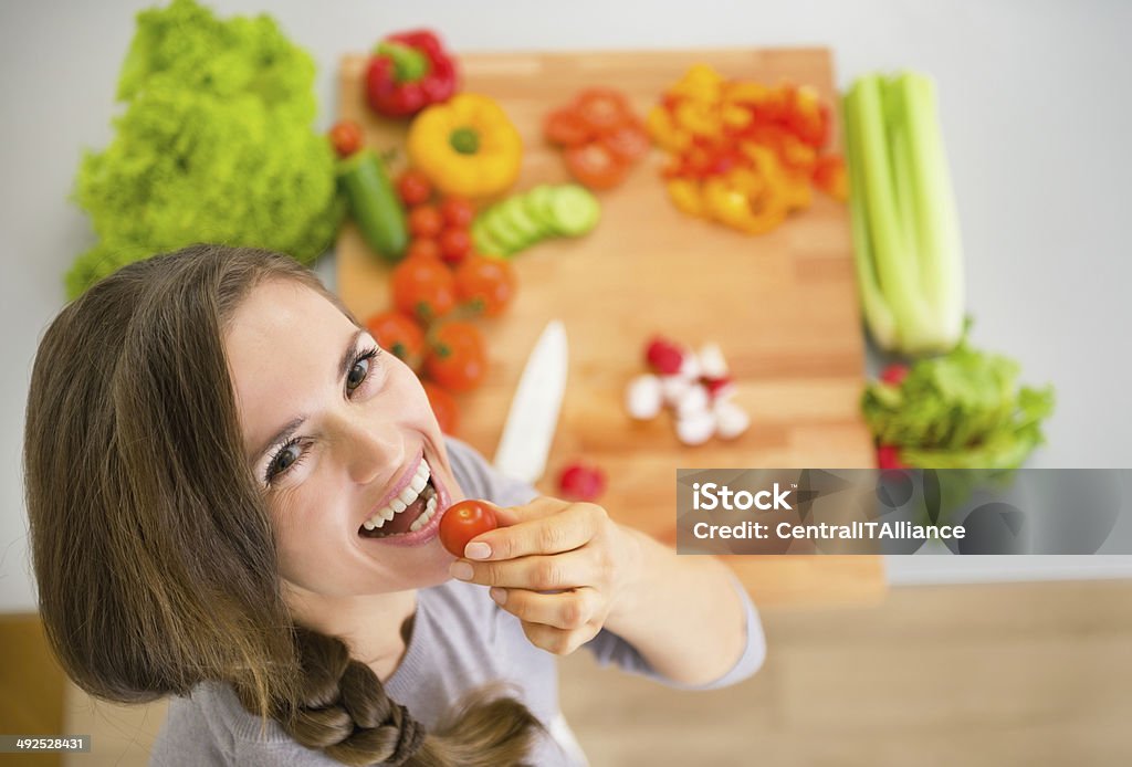 Retrato de joven feliz ama de casa con verduras en cocina - Foto de stock de Adulto libre de derechos