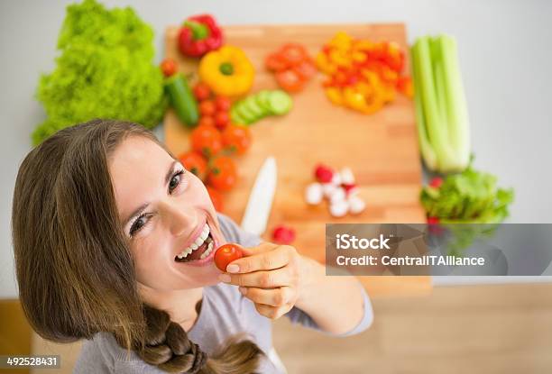 Retrato De Joven Feliz Ama De Casa Con Verduras En Cocina Foto de stock y más banco de imágenes de Adulto