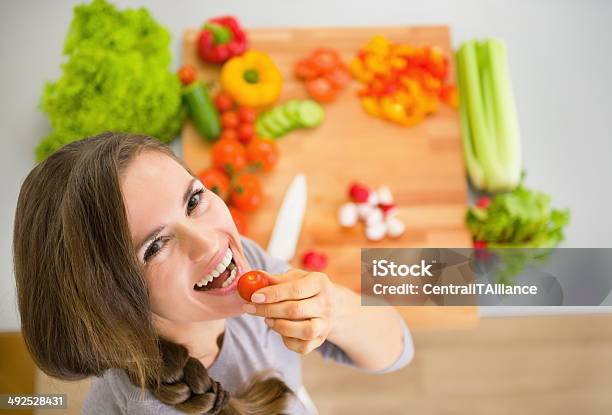 Photo libre de droit de Portrait Dheureuse Jeune Femme Avec Des Légumes Dans La Cuisine banque d'images et plus d'images libres de droit de Adulte