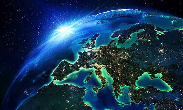 superficie en europa la noche - vista de satélite fotografías e imágenes de stock