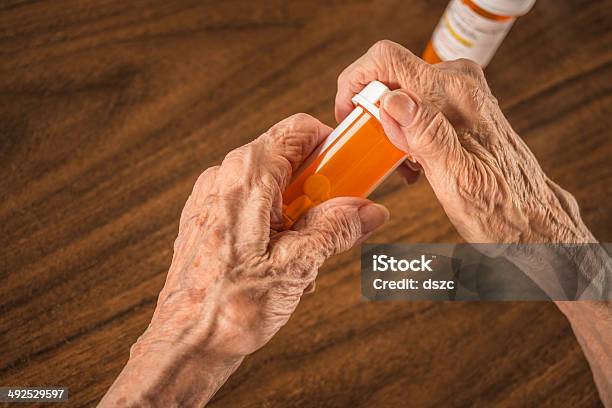 Artrite Mãos Abrir Medicamento De Prescrição Frasco De Comprimidoscloseup De Filmagem - Fotografias de stock e mais imagens de Abrir
