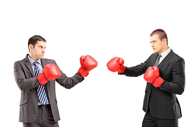 dois jovens empresários com luvas tendo uma luta de boxe - boxing caucasian men business - fotografias e filmes do acervo