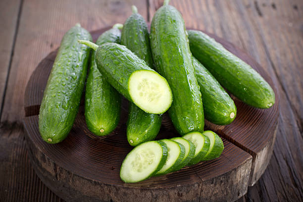 fresca pepino en la mesa de madera - pepino fotografías e imágenes de stock