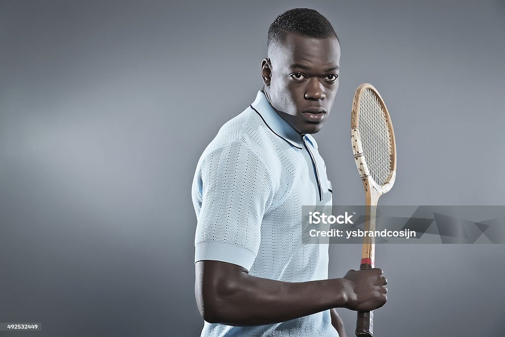 Retrò black african Giocatore di tennis indossa camicia blu. - Foto stock royalty-free di 1930-1939