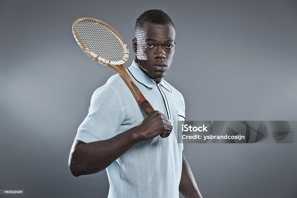 Retrò black african Giocatore di tennis indossa camicia blu. - Foto stock royalty-free di Legno