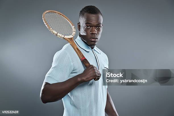 Retrò Black African Giocatore Di Tennis Indossa Camicia Blu - Fotografie stock e altre immagini di Legno