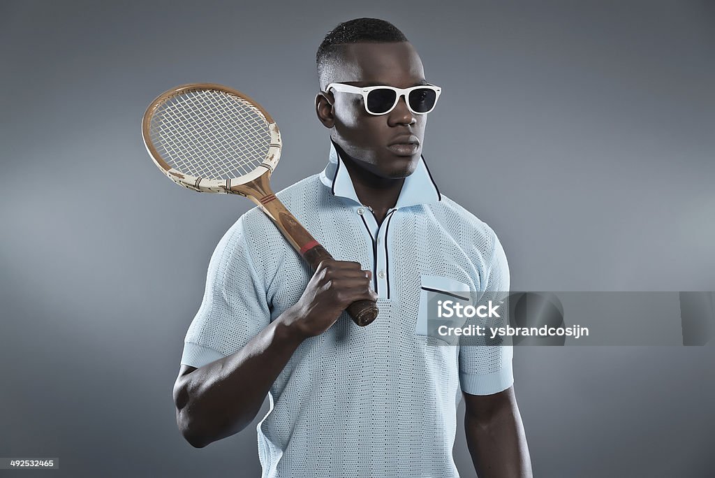 Joueur de tennis africain rétro noir vêtu d'une chemise bleue. - Photo de 1930-1939 libre de droits
