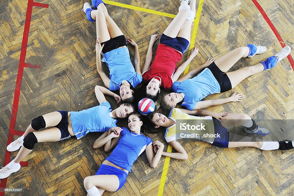girls volleyball spielen indoor-Spiel - Lizenzfrei Aktivitäten und Sport Stock-Foto