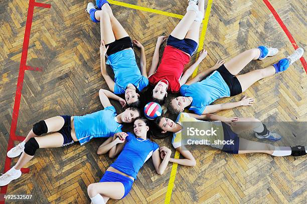 Meninas Jogando Voleibol Jogo Interior - Fotografias de stock e mais imagens de Adulto - Adulto, Atividade, Bater - Atividade Física