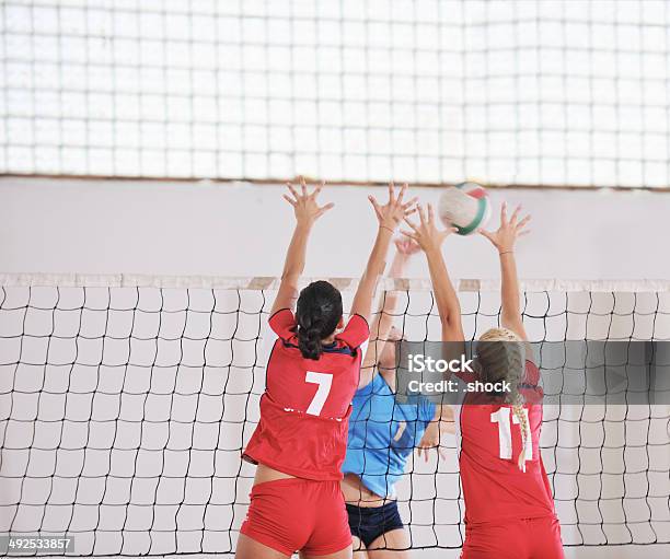 Girls Volleyball Spielen Indoorspiel Stockfoto und mehr Bilder von Aktivitäten und Sport - Aktivitäten und Sport, Bewegung, Entspannung