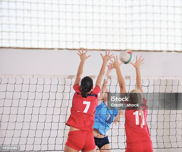 Ragazze Che Giocano A Pallavolo Indoor Gioco - Fotografie stock e altre immagini di Adulto - Adulto, Ambientazione interna, Attività