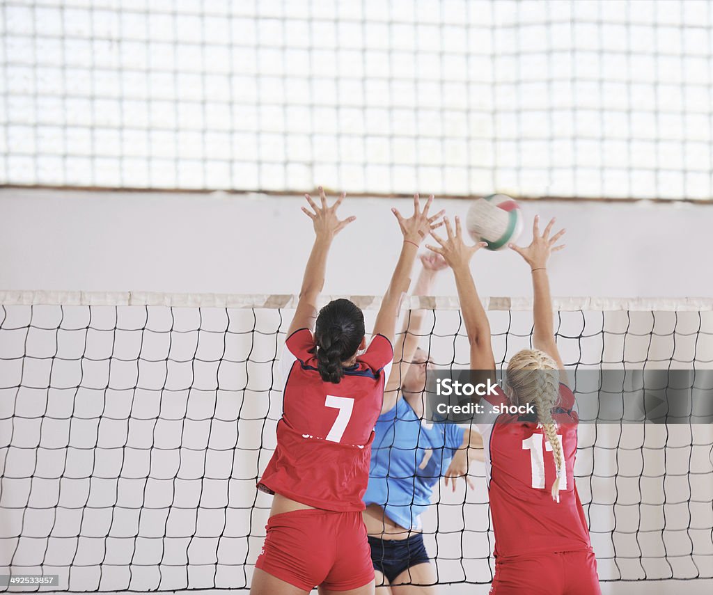 Meninas Jogando Voleibol jogo interior - Royalty-free Adulto Foto de stock
