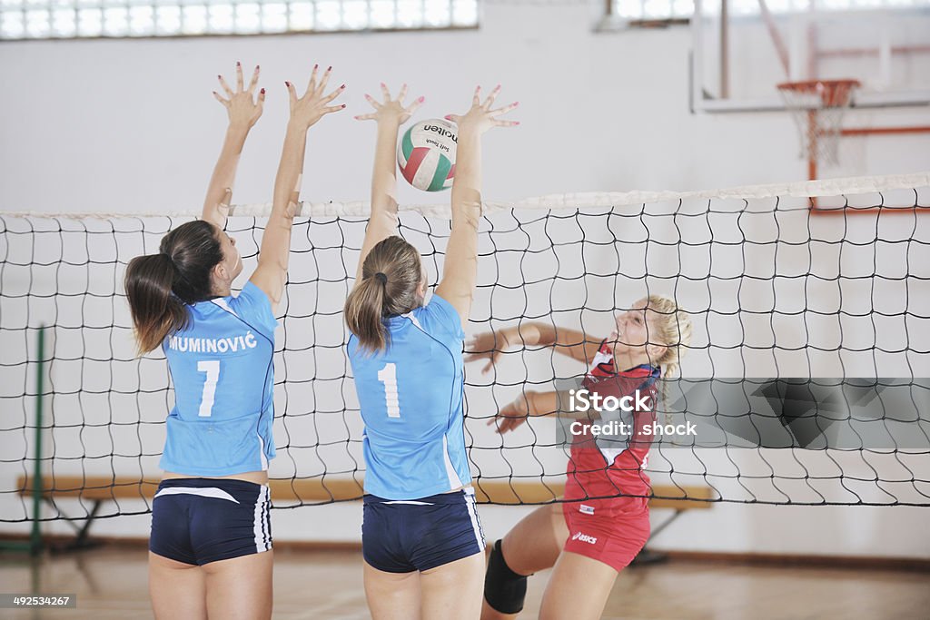 Niñas jugando voleibol de juegos bajo techo - Foto de stock de Acontecimiento libre de derechos